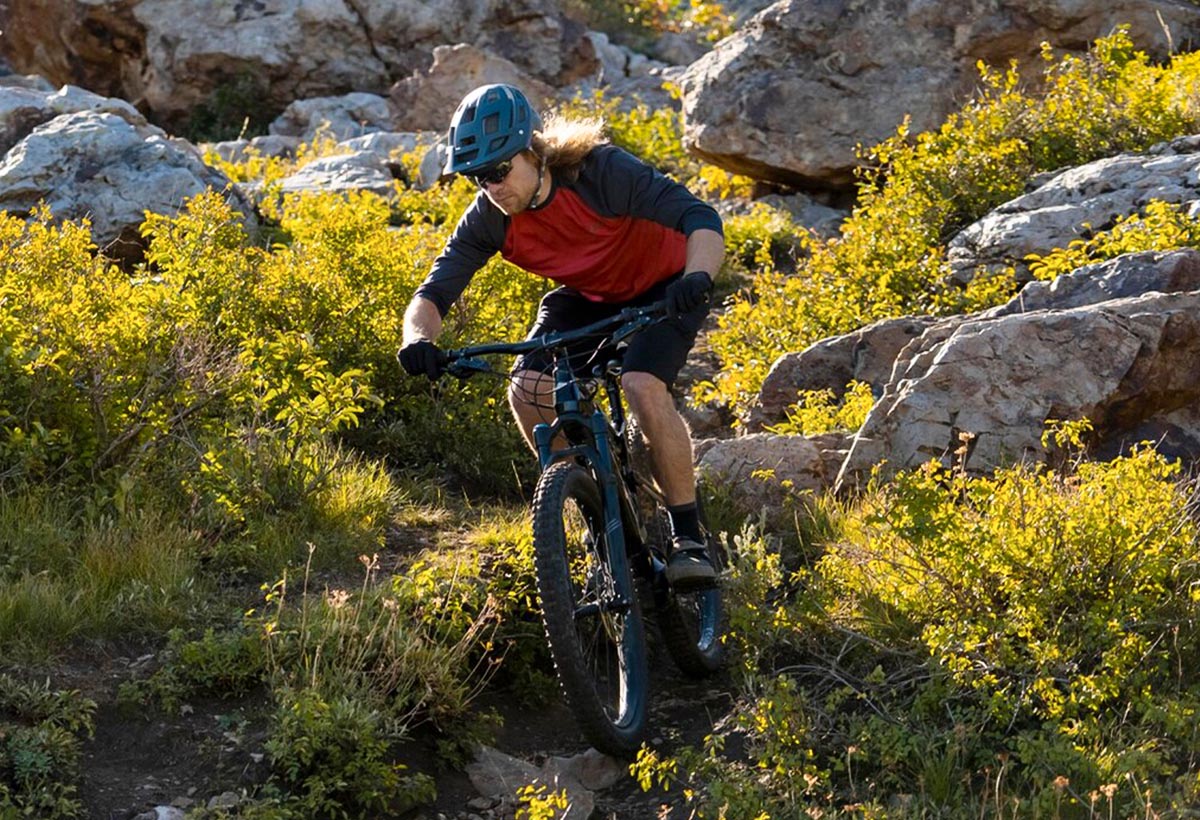 Person auf einem E-Bike in der Natur.