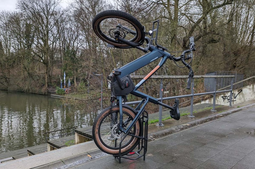 Totale E-Bike, welches aufrecht geparkt steht