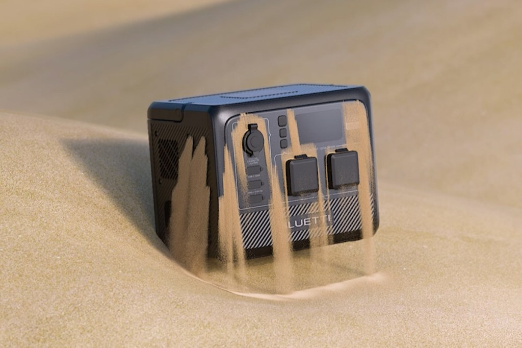 Die AC60 von Bluetti in einer Sanddüne. Sand rieselt von ihr herunter.