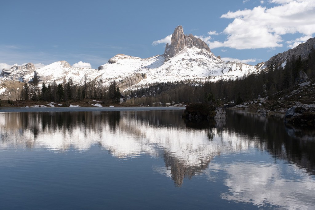 Gebirgslandschaft vor einem See