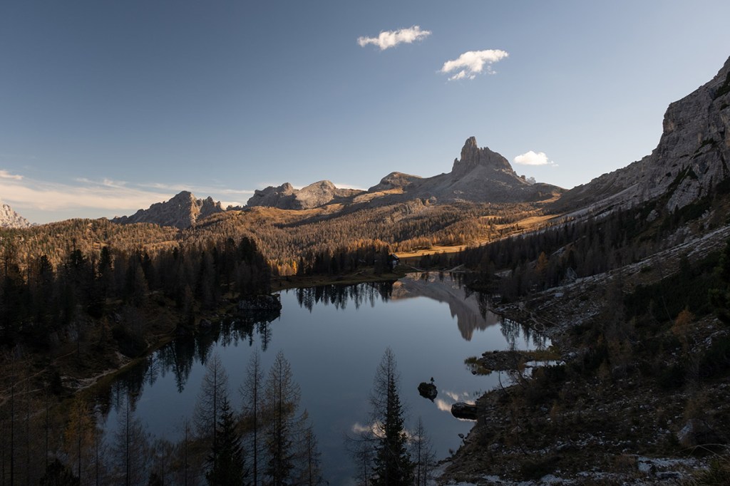 Gebirgslandschaft vor einem See