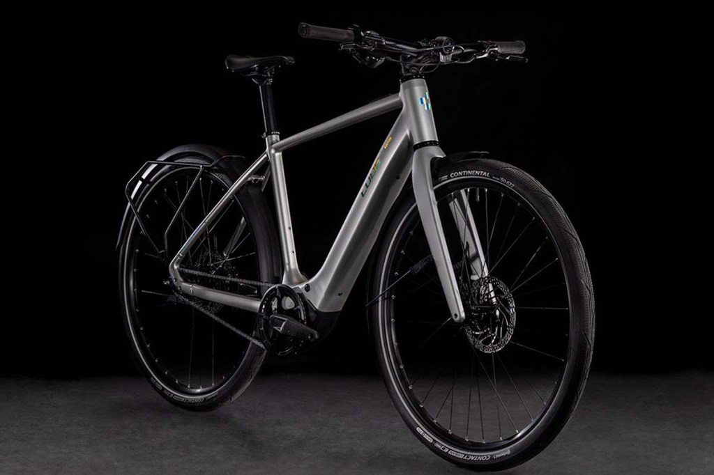 Productshot silbernes E-Bike auf schwarzem Hintergrund