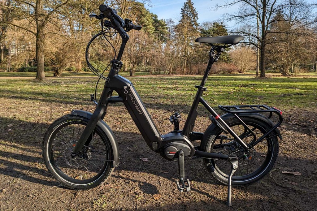 Totale, schwarze E-bike in einem Park stehend
