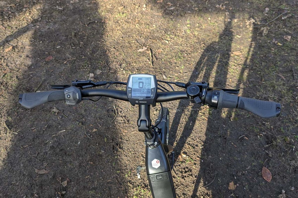 Blick auf Fahrradlenker von oben