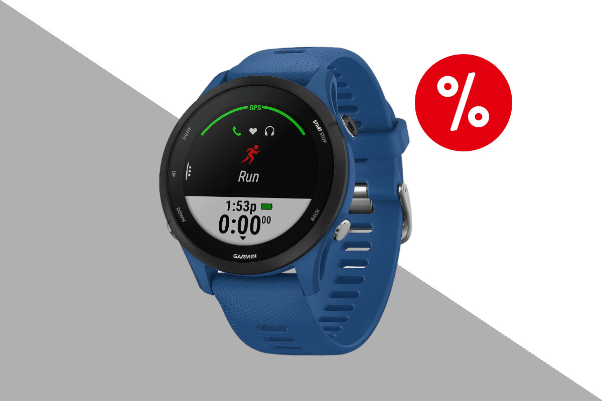 Blaue Garmin Forerunner Smartwatch schräg von vorne mit schwarzem Display, dass eine Zeit anzeigt auf grau weißem Hintergrund mit rotem Prozentbutton oben rechts