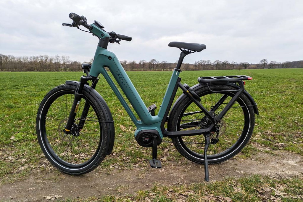 Totale E-bike von der Seite am Feldrand stehend