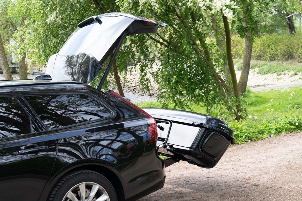 Anschnitt eines Autos mit aufgeklappten Kofferraum und Heckbox