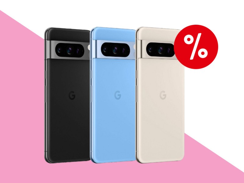 Google Pixel 8 Pro schräg von hinten in schwarz, hellblau und beige auf rosa weißem Hintergrund mit rotem Prozentbutton oben rechts