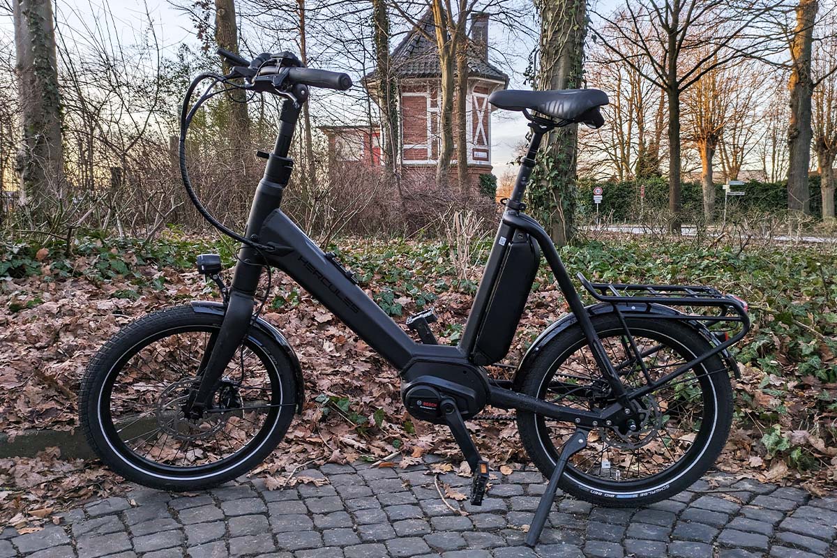 Kompakt-E-Bike vor einem Park stehend