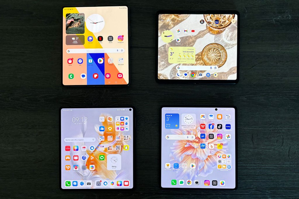 4 Klapp-Smartphones im Vergleich. Links oben: Samsung Galaxy Z Fold 5. Rechts oben: Google Pixel Fold. Links unten: Huawei Mate X3. Rechts unten: Honor Magic V2.