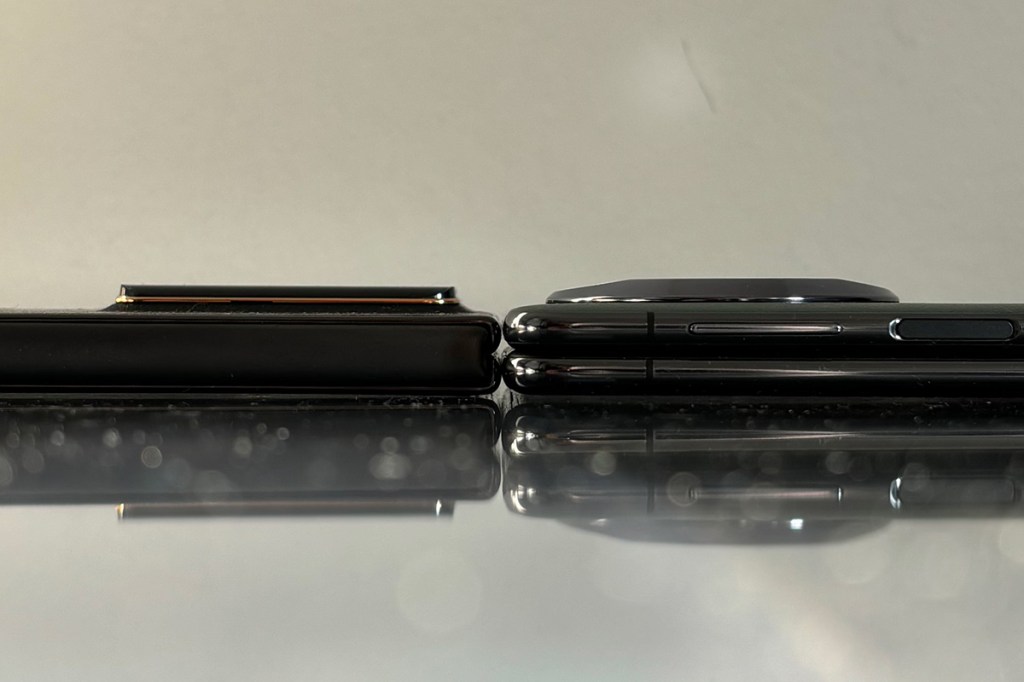 Das Smartphone Honor Magic V2 links, das Smartphone Huawei Mate X3 rechts. Vergleich der Dicke.