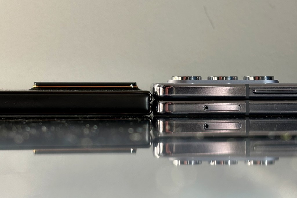 Das Smartphone Honor Magic V2 links, das Smartphone Samsung Galaxy Z Fold5 rechts. Vergleich der Dicke.
