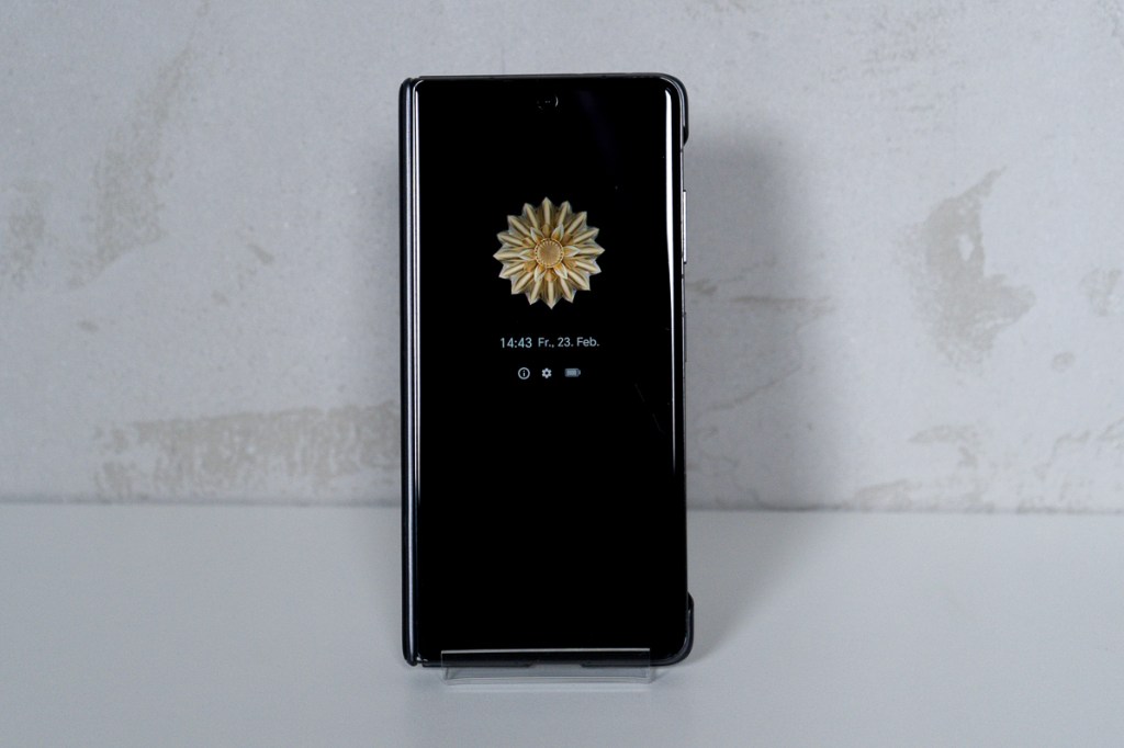 Das Smartphone Honor Magic V2, von vorn mit Always-On-Display.