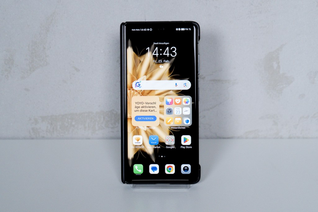 Das Smartphone Honor Magic V2, von vorn und zugeklappt.