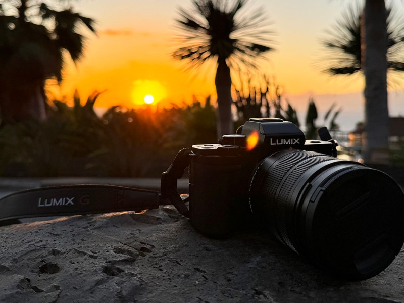 Panasonic Lumix G100D vor einem Sonnenuntergang