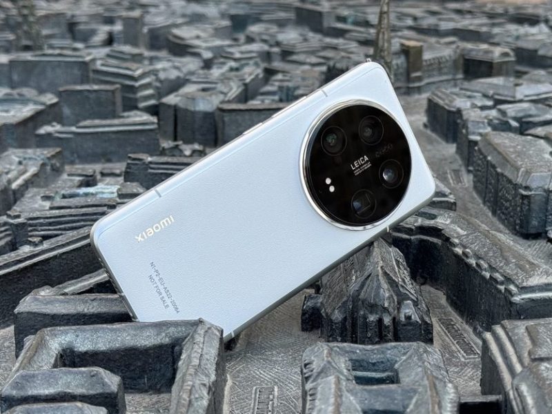 Xiaomi 14 Ultra inmitten einer Miniatur-Stadt