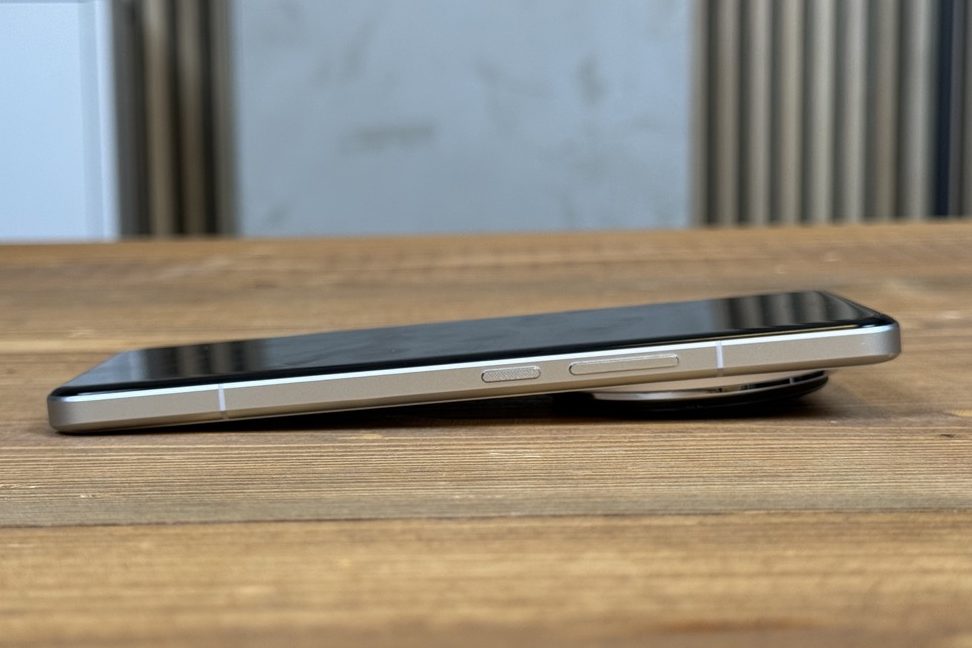 Xiaomi 14 Ultra liegt auf einem Tisch