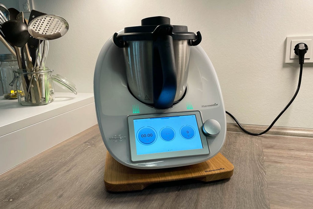 Der Thermomix TM6 mit eingeschaltetem Display auf dem Vorwerk Gleitbrett.