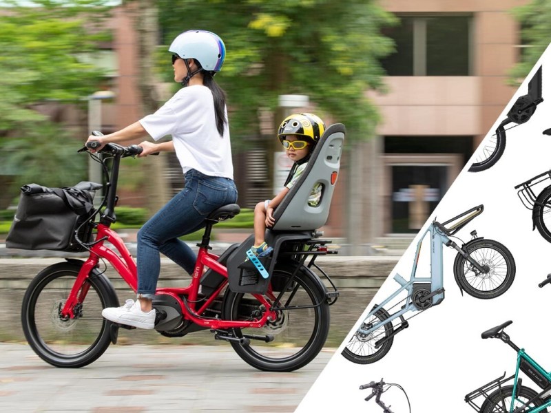 Frau fährt auf einem roten Kompakt-E-Bike, Kind sitzt im Kindersitz, daneben Anschnitt weiter Kompakt-E-Bikes