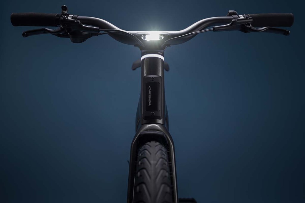 Frontalaufnahme eines E-Bikes, bei dem das LIcht im Fokus steht