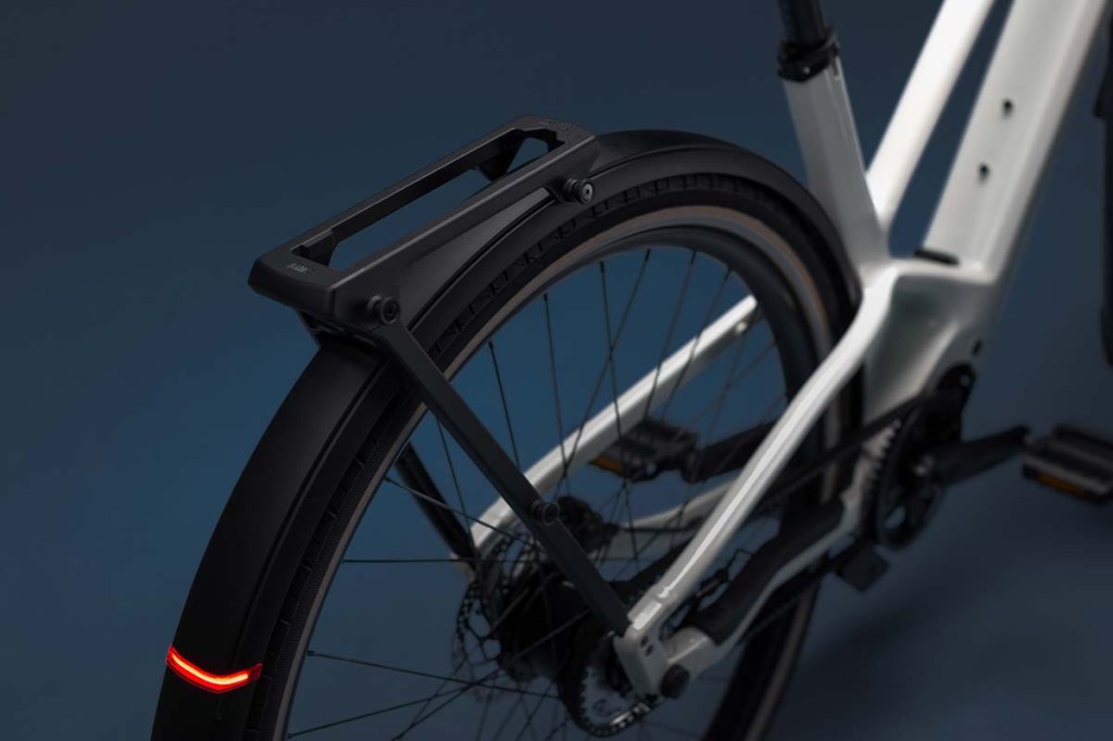 Hinterteil eines Fahrrads, das ins Schutzblech eingelassene Licht fällt besonders auf