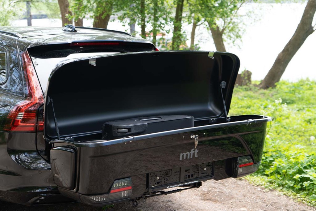 Auto im Anschnitt, im Heck eine geöffnete Box