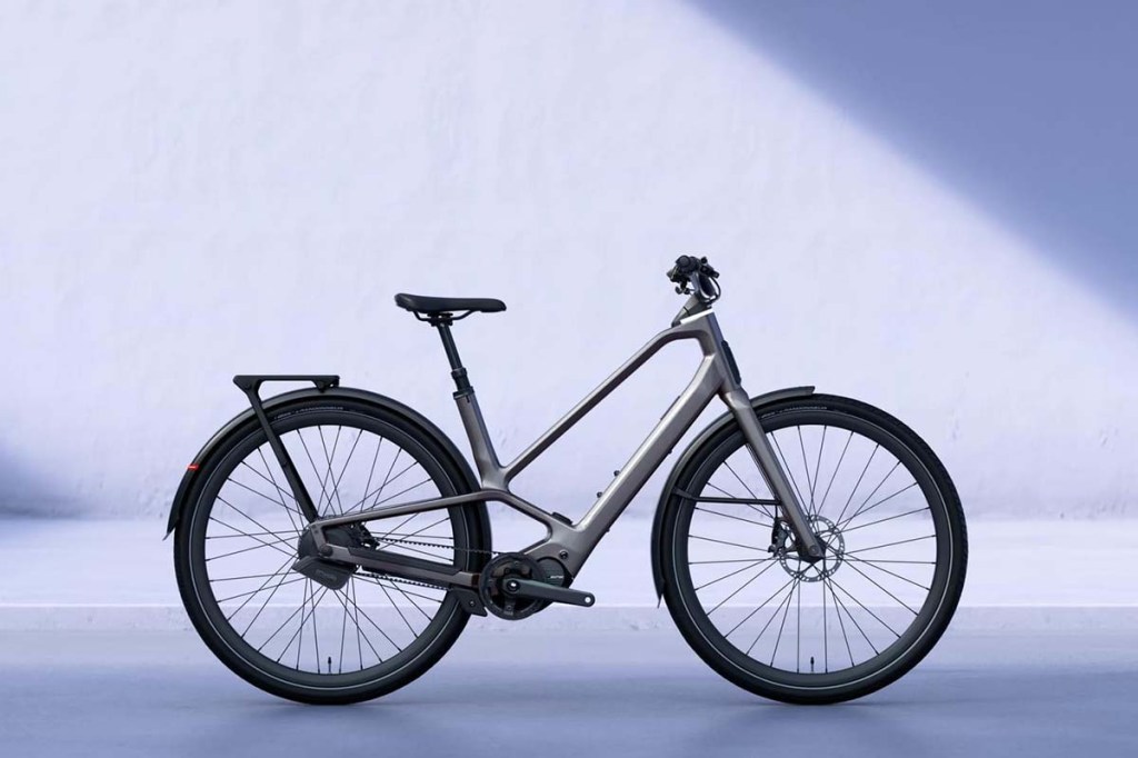 Productshot E-Bike von der Seite, bläulich ausgeleuteter Hintergrund