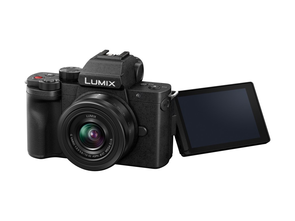 Panasonic Lumix G100D mit ausgeklapptem Display