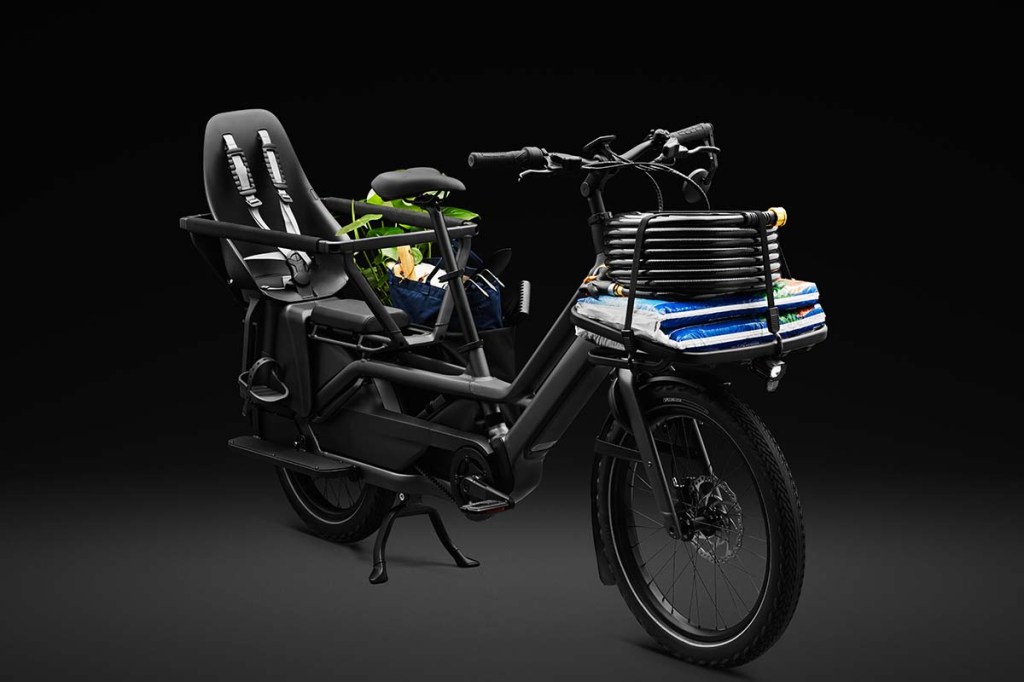 Kompaktes Lastenrad mit Kindersitz und Gepäck auf Frontträger