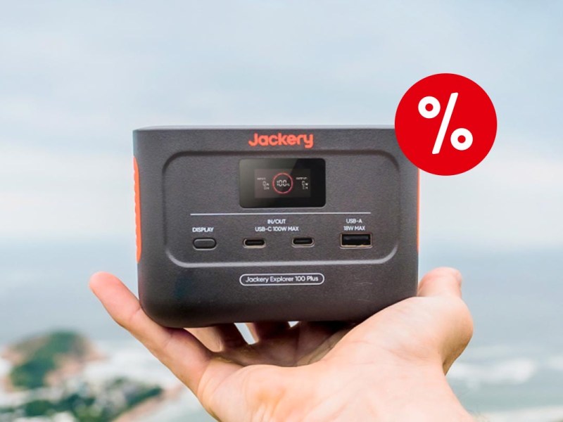 Powerstation von Jackery in der Hand.