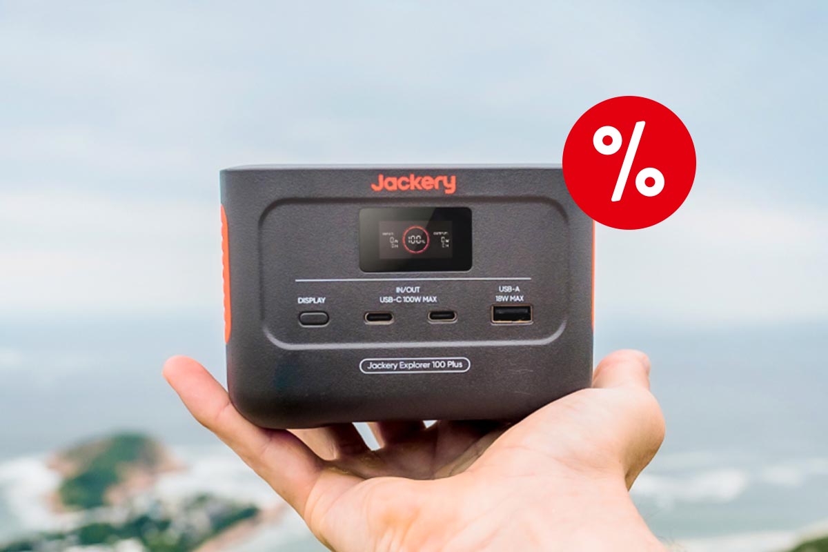 Powerstation von Jackery in der Hand.