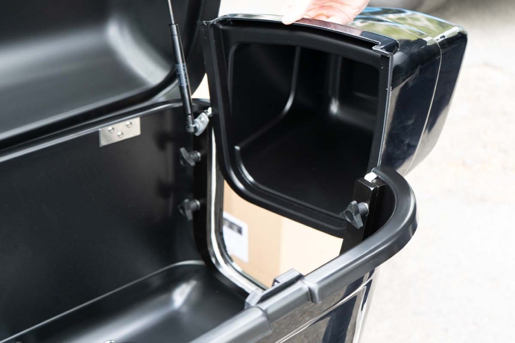 Nahaufnahme Autotransportbox, bei der ein Seitenelement ausgetauscht werden kann