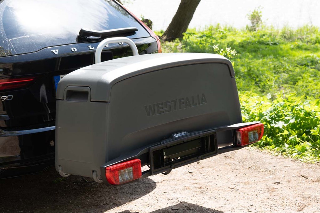 Anschnitt Auto, an dem eine heckbox befestigt ist
