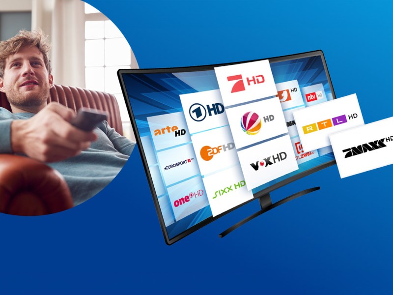 Ein blaues Bild mit einem runden Ausschnitt in der Ecke, in der eine Person eine Fernbedienung bedient. Im Vordergrund ein TV mit vielen Logos von bekannten Sendern.