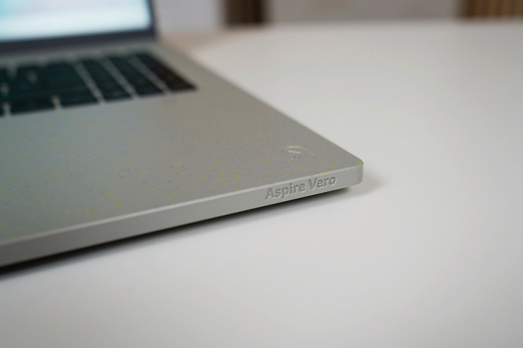 Detailaufnahme vom Kunststoff-Gehäuse des Acer Aspire Vero 16.