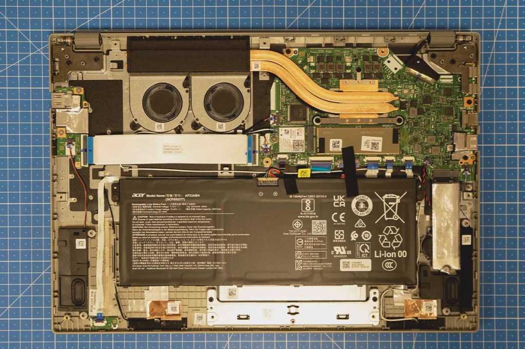 Das Notebook Acer Aspire Vero 16 liegt aufgeschraubt auf einer blauen Tischplatte.