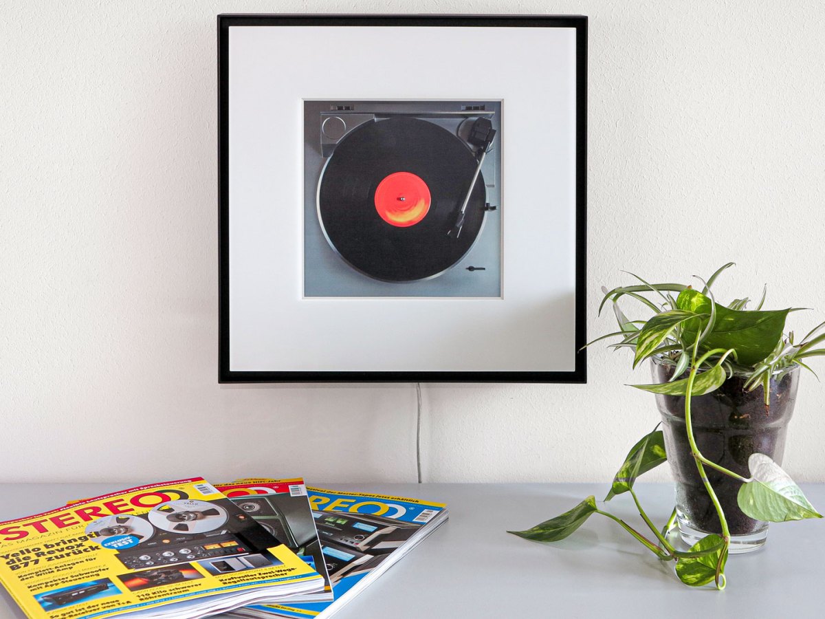 Samsung Music Frame hängend an einer Wand