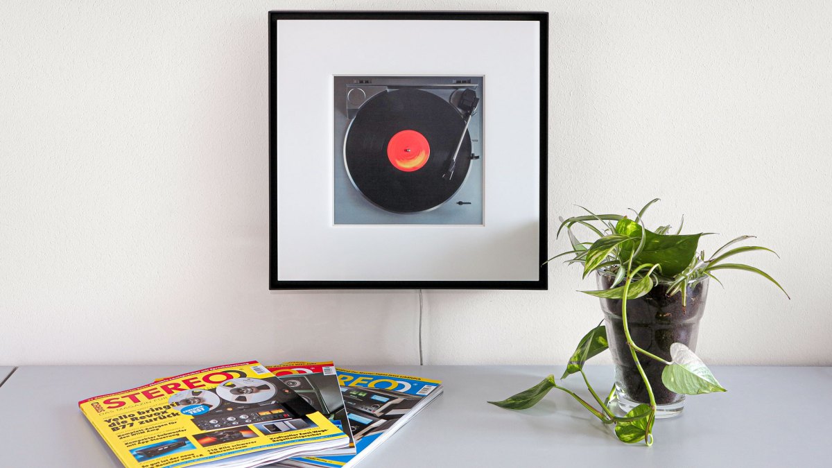 Samsung Music Frame hängend an einer Wand