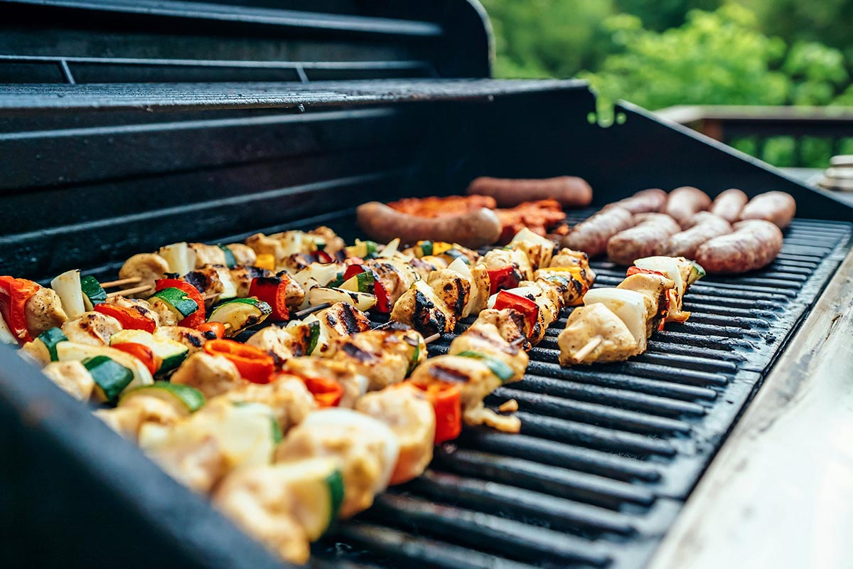 Gemüse und Fleisch auf einem Grill.