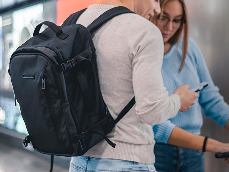Person mit einem Rucksack von BidMamba uf dem Rücken.