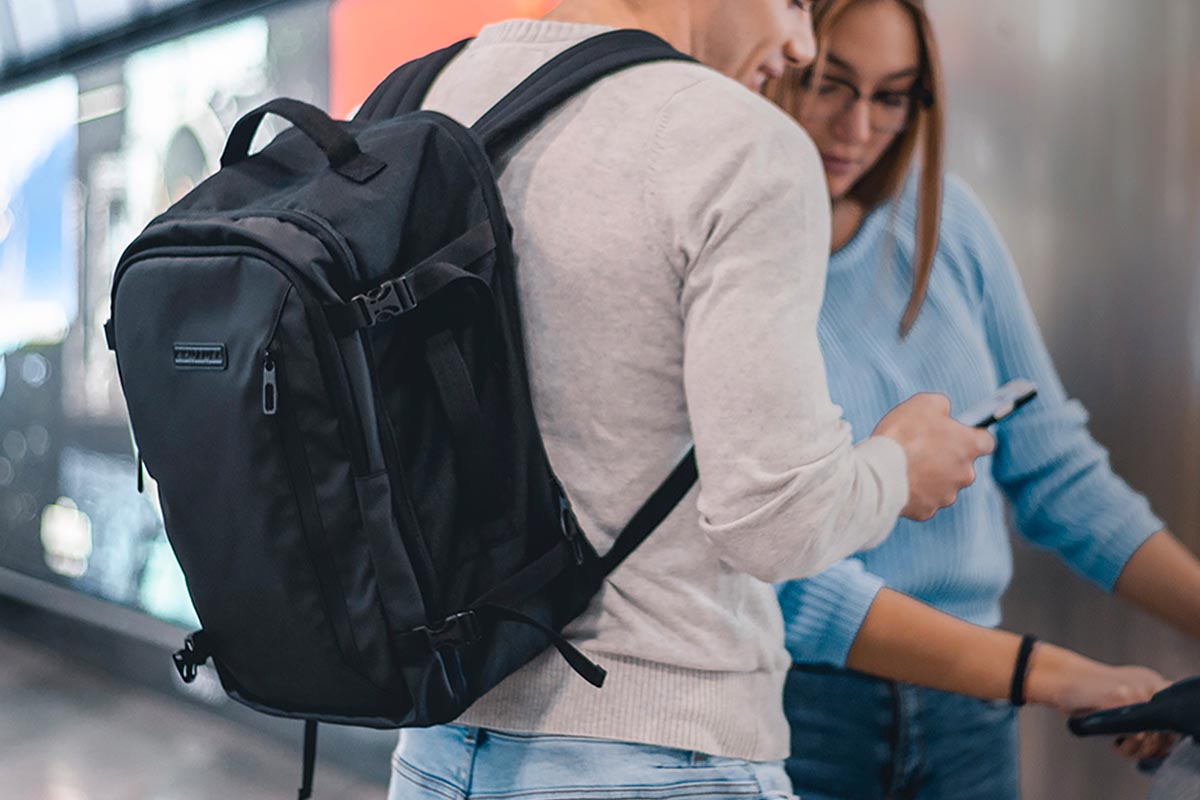 Person mit einem Rucksack von BidMamba uf dem Rücken.