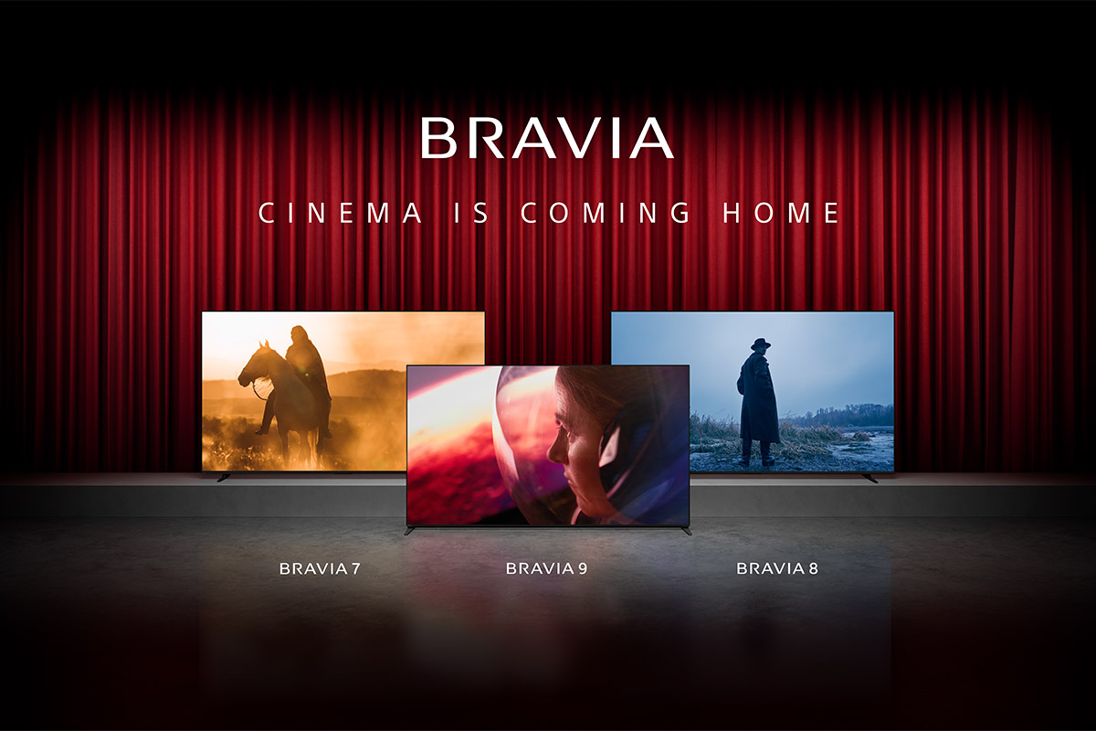 Drei Smart-TVs der Sony BRAVIA Reihe stehen vor einem geschlossenen roten Samtvorhang.