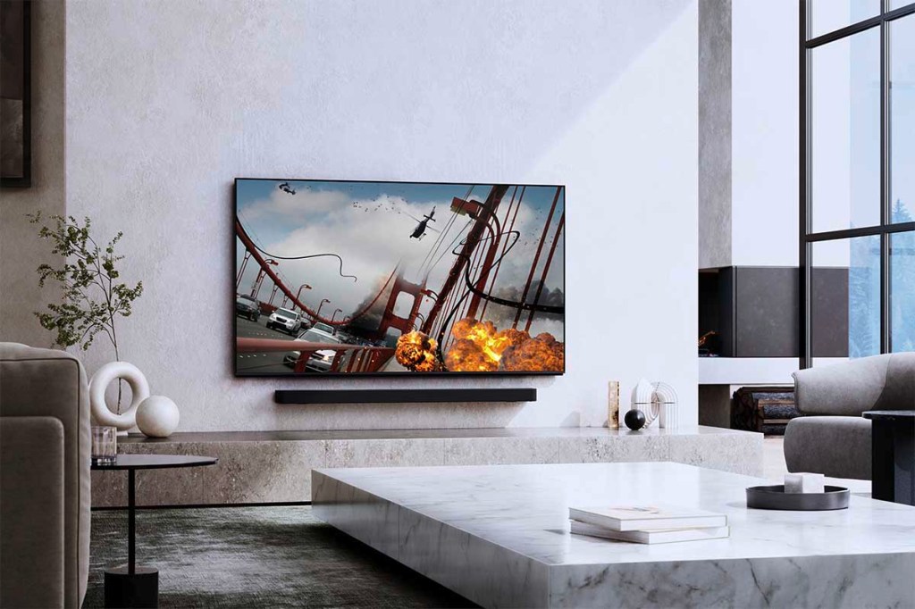 Aufnahme eines modern durchgestylten Wohnzimmers mit einem großen Smart-TV als Mittelpunkt.