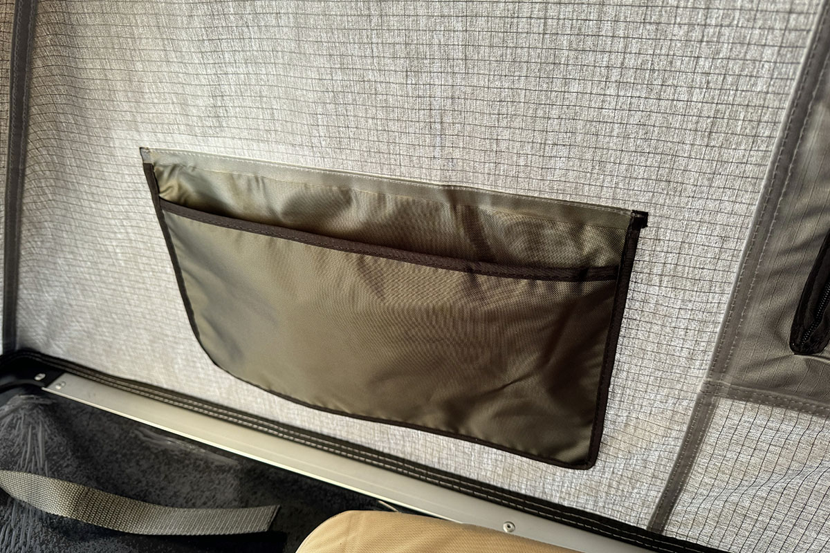 Detailansicht einer Gepäcktasche im Inneren eines Dachzelts.
