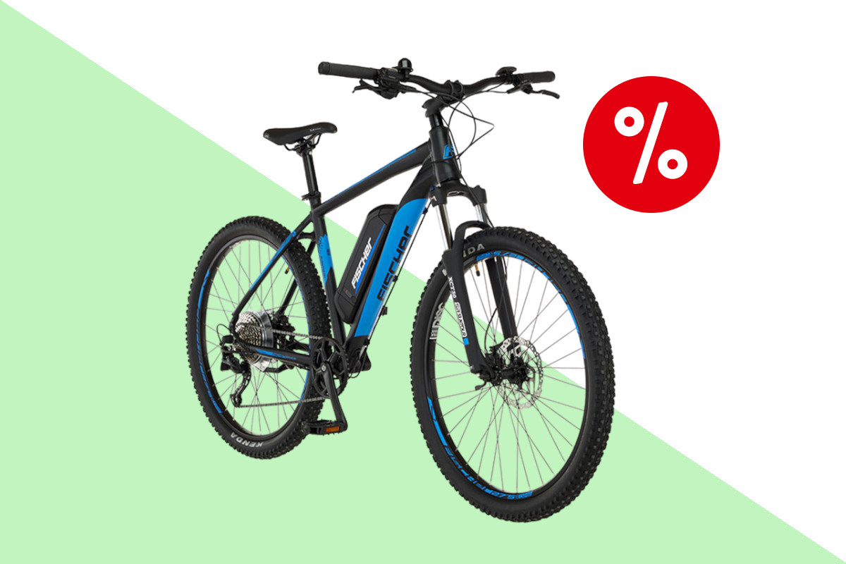 Schwarz blaues E-Mountainbike schräg von vorne auf hellgrün weißem HIntergrund mit rotem Prozentbutton oben rechts