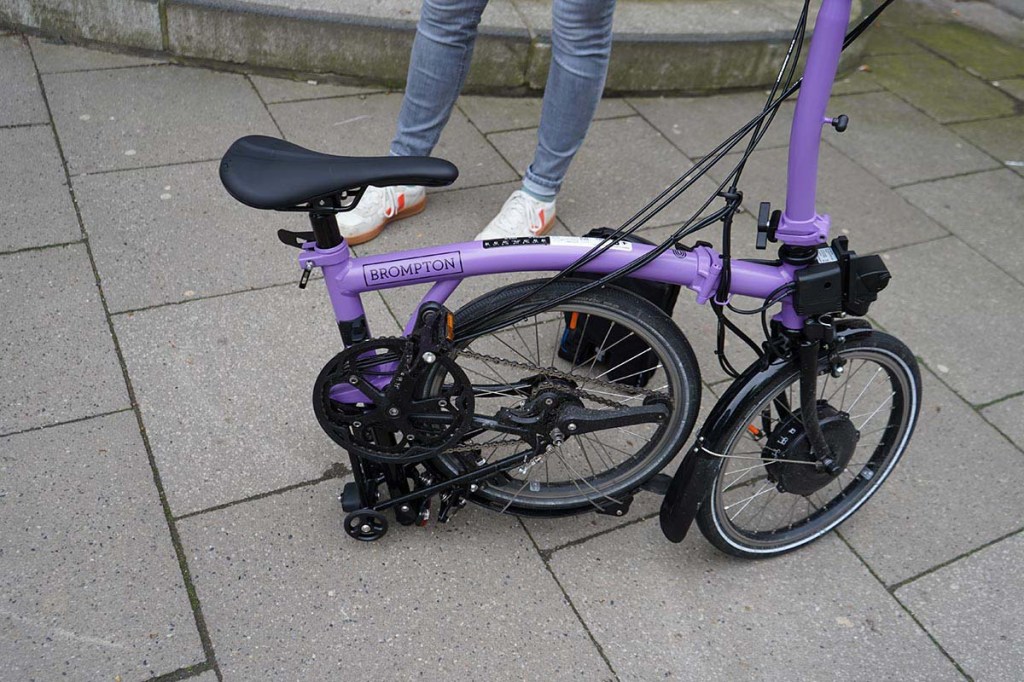 Nahaufnahme: Hinterrad eines Faltrads ist zurückgeklappt