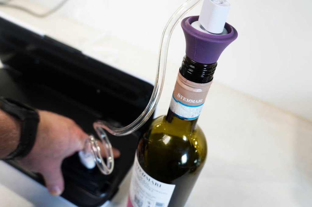 Ein spezielle Verschluss in einer Weinfalsche, über den Luft abgesaugt wird.