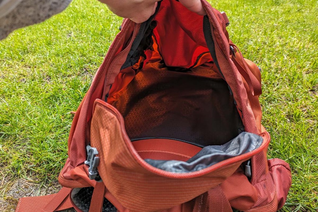 Blick in einen geöffneten roten Rucksack