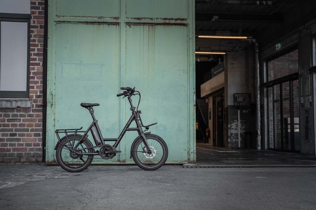 Kompakt-E-Bike steht vor einem grünen Hallentor