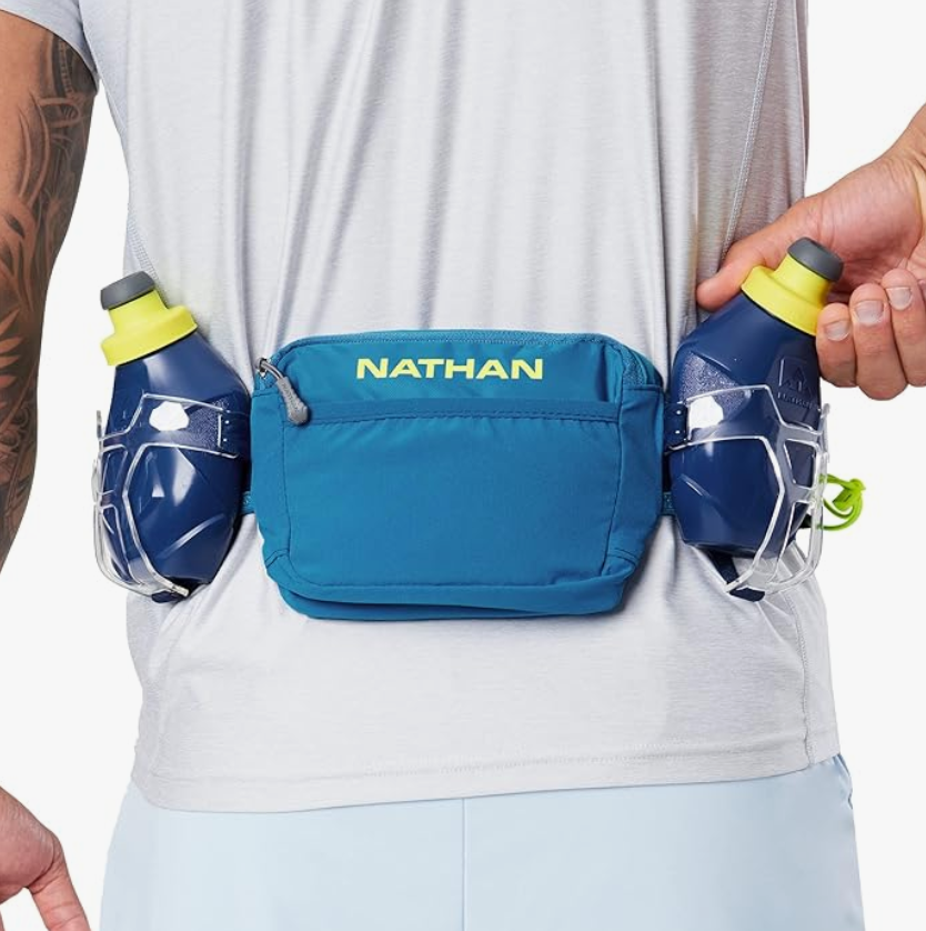 Der Nathan Trail Mix Plus 3.0 Trinkgürtel am Rücken eines Mannes.